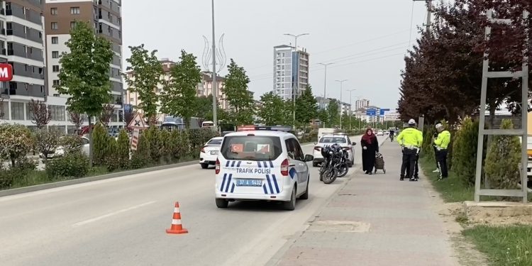 Anne ve oğula motosiklet çarptı