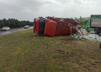 Su ve meşrubat yüklü kamyon devrildi: 2 yaralı