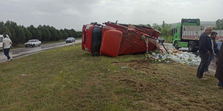 Su ve meşrubat yüklü kamyon devrildi: 2 yaralı