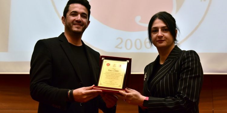 ‘Çizgi ötesindeki öğretmen’ öğrencilerle buluştu