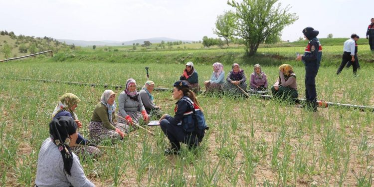 Sarımsak tarlasında kadınlara KADES’i anlattılar