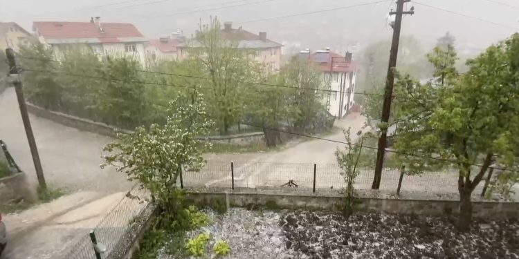 Dolu ve sağanak yağış etkili oldu