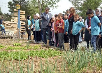 Öğrenciler tarımsal üretime başladı