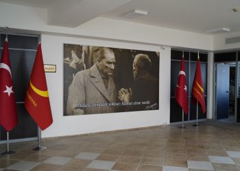 Makam girişine mesajlı tablo