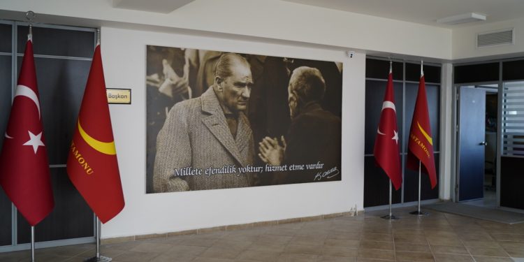 Makam girişine mesajlı tablo