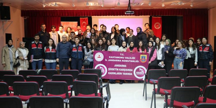 Üniversitelilere jandarmadan uyuşturucuyla mücadele eğitim