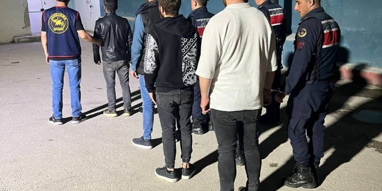 Aranan 5 şahıs jandarma ekiplerince yakalandı