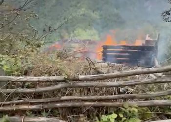Alevlere teslim olan ahşap ev küle döndü