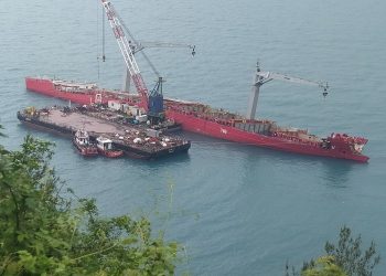 Parça parça limana taşınıyor