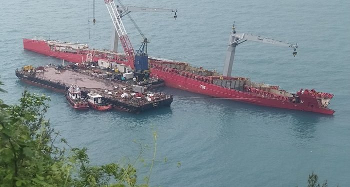 Parça parça limana taşınıyor
