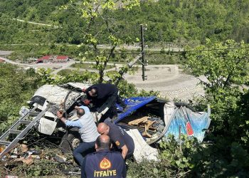 Meşrubat yüklü kamyon tarlaya devrildi: 2 yaralı