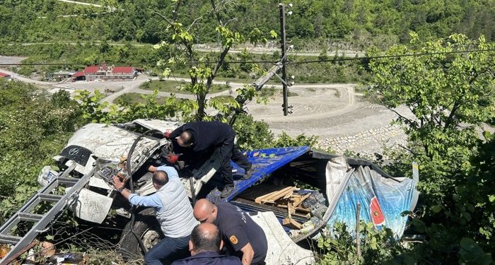 Meşrubat yüklü kamyon tarlaya devrildi: 2 yaralı