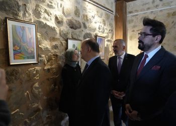 Kız öğrencilerin ebru, resim ve tezhip eserleri beğeni topladı