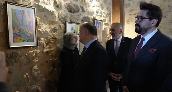 Kız öğrencilerin ebru, resim ve tezhip eserleri beğeni topladı