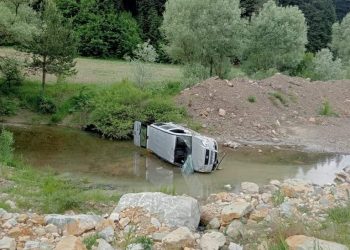 Kamyonet çaya uçtu: 1 yaralı