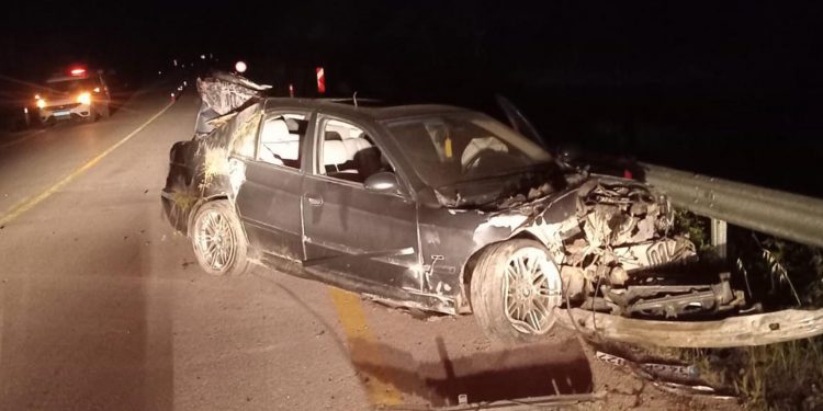 Önce ağaçlara, sonra bariyerlere çarptı: 1 yaralı