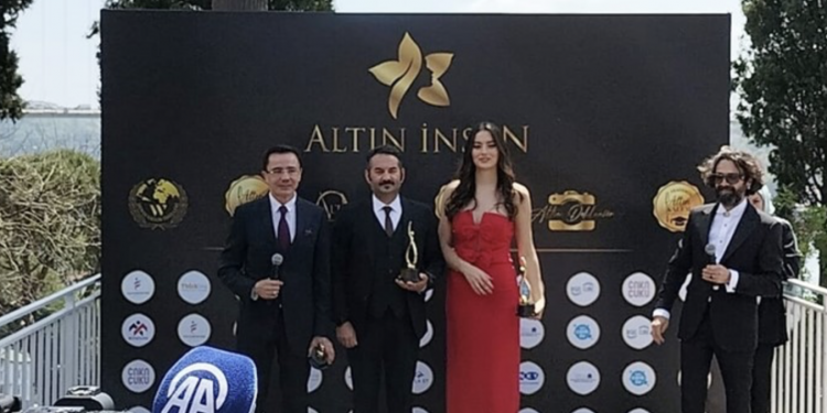 Prof. Dr. Sıtkı Akarsu’ya “Altın Kalem” ödülü