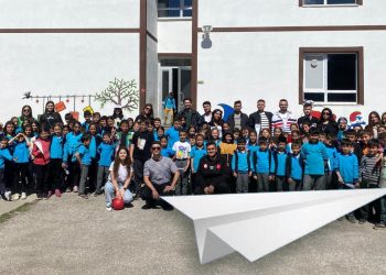 Öğrenciler kağıttan uçaklarla yarıştı