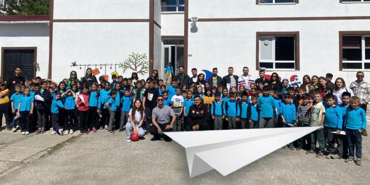 Öğrenciler kağıttan uçaklarla yarıştı