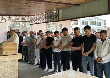 Kaza kurbanı gencin dayısından cenazede gençlere uyarı dolu sözler