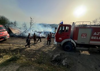 Garaj ve samanlık küle döndü