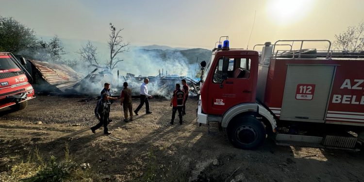 Garaj ve samanlık küle döndü