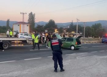 Otomobil orta refüje çarptı: 3 yaralı