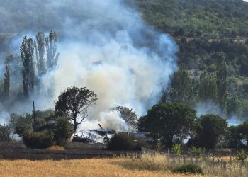 Üç samanlık ve ekin tarlası yandı