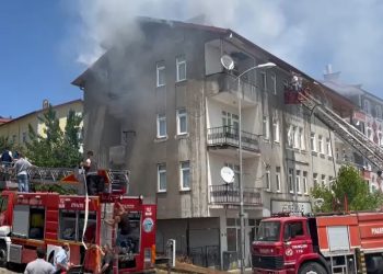 4 katlı binadaki yangın paniğe sebep oldu