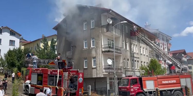 4 katlı binadaki yangın paniğe sebep oldu