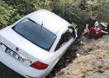 Çeşmeden su alırlarken otomobilin çarptığı 2 kişi yaralandı