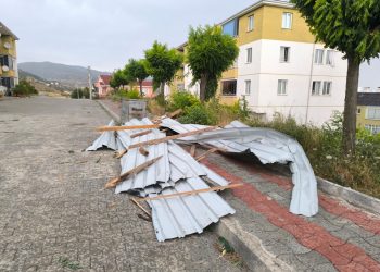Şiddetli rüzgar evlerin çatılarını uçurdu