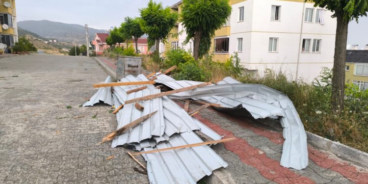 Şiddetli rüzgar evlerin çatılarını uçurdu