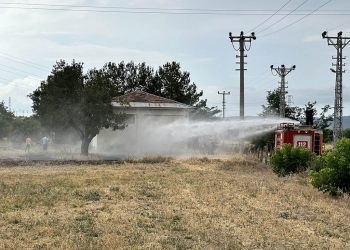 Yıldırım düşen tarlada çıkan yangın büyümeden söndürüldü