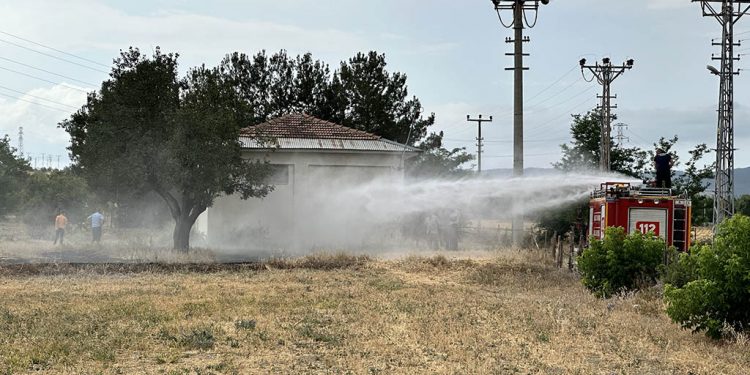 Yıldırım düşen tarlada çıkan yangın büyümeden söndürüldü