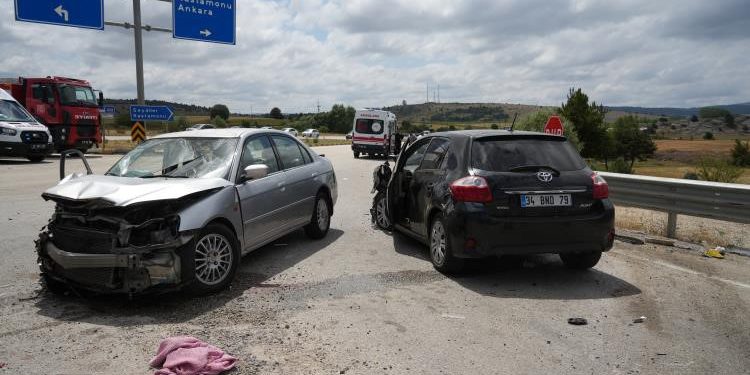 Zincirleme trafik kazası: 1’i ağır, 2’si çocuk 12 yaralı