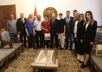 Vali Dallı, LGS’de Türkiye birincisi olan öğrencileri kabul etti