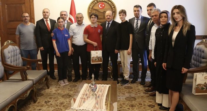 Vali Dallı, LGS’de Türkiye birincisi olan öğrencileri kabul etti