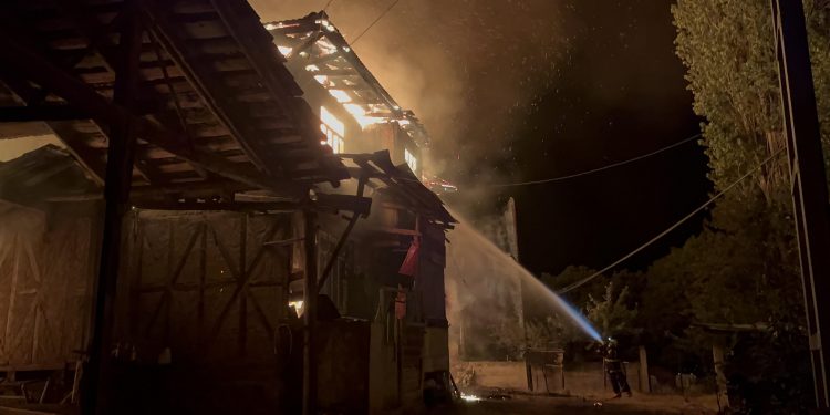 Köyde çıkan yangında 2 ev küle döndü