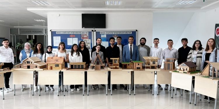 Kastamonu Üniversitesi’nde minyatür ahşap ev sergisi