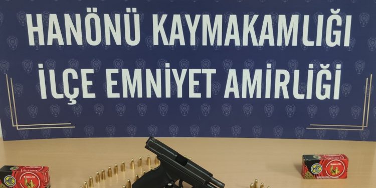 Ruhsatsız tabanca ile rastgele havaya ateş açan şahıs yakayı ele verdi