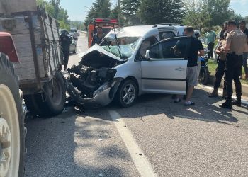 Traktöre çarptı: 5 yaralı