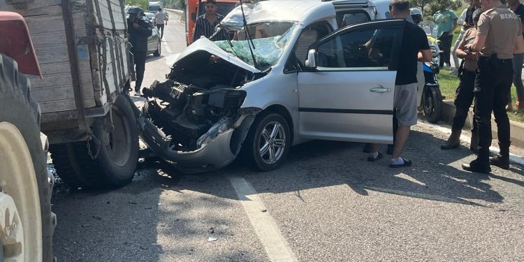 Traktöre çarptı: 5 yaralı