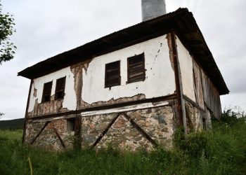 Tarihi yapı definecilerin hedefi oldu