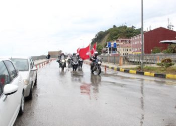 İstiklal Yolu’nu motorla geçiyorlar