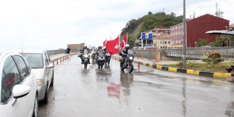 İstiklal Yolu’nu motorla geçiyorlar