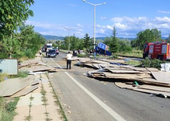 Devrilen tırdaki suntalar yolu trafiğe kapattı: 1 yaralı