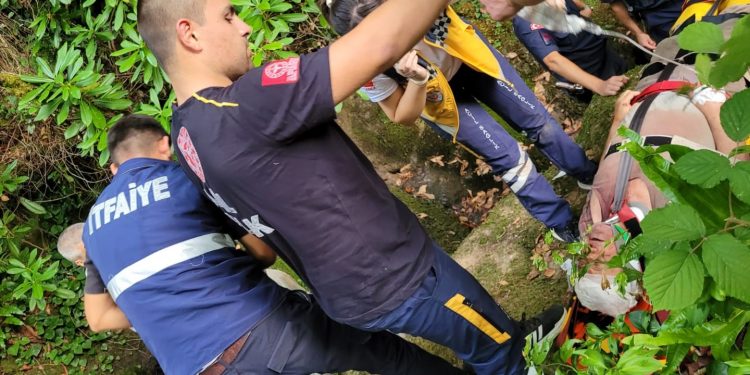 Sedyeyle 1 kilometre taşınarak hastaneye ulaştırıldı