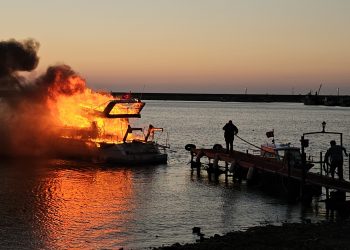 Aynı anda hem otobüsleri hem de tekneleri yandı