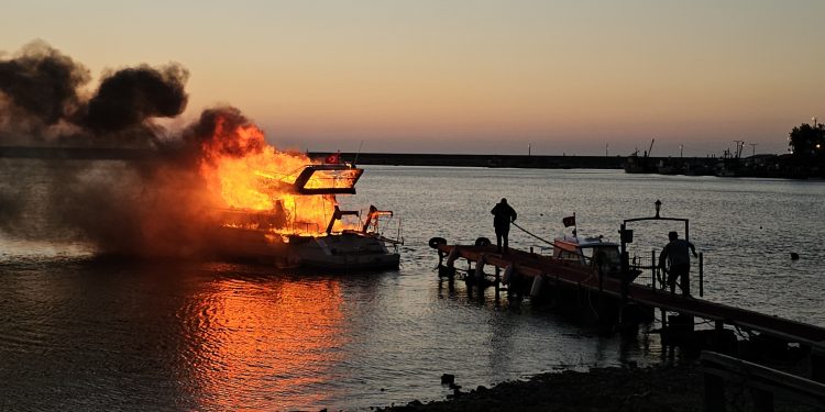 Aynı anda hem otobüsleri hem de tekneleri yandı